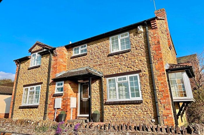 3 Bedroom Detached House For Sale In Hall Farm Close, Brixworth, Northamptonshire, NN6
