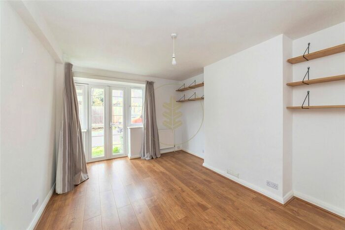 2 Bedroom Flat To Rent In Beech Lawns, Finchley, London, N12