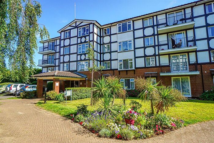 2 Bedroom Flat For Sale In St. Helens Crescent, Hastings, TN34