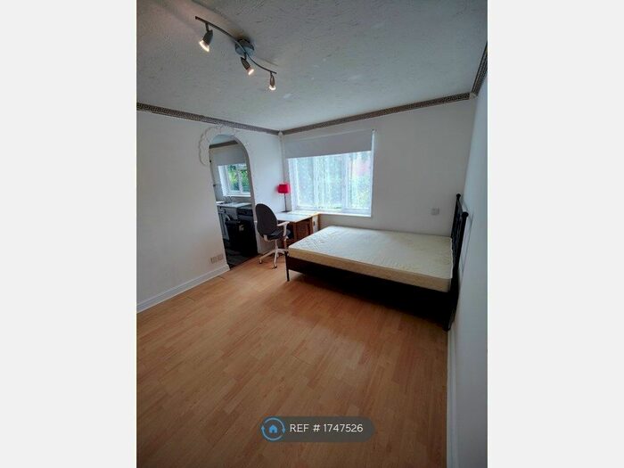 Studio To Rent In Lowdell Close, West Drayton, UB7