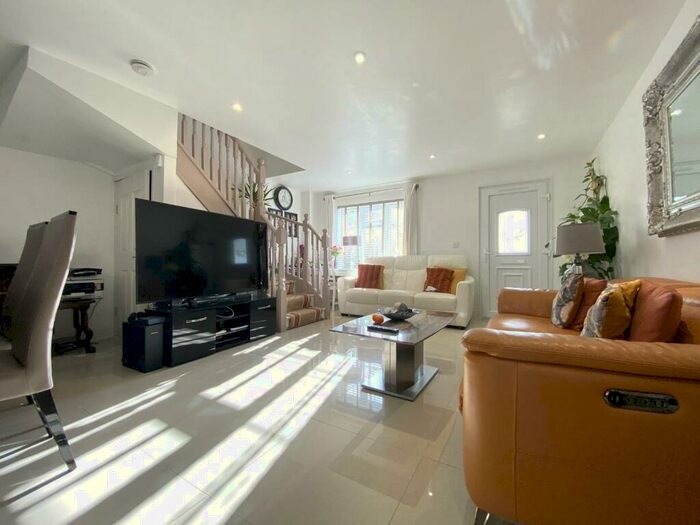 3 Bedroom Semi-Detached House To Rent In Thornton Road, Carshalton, SM5