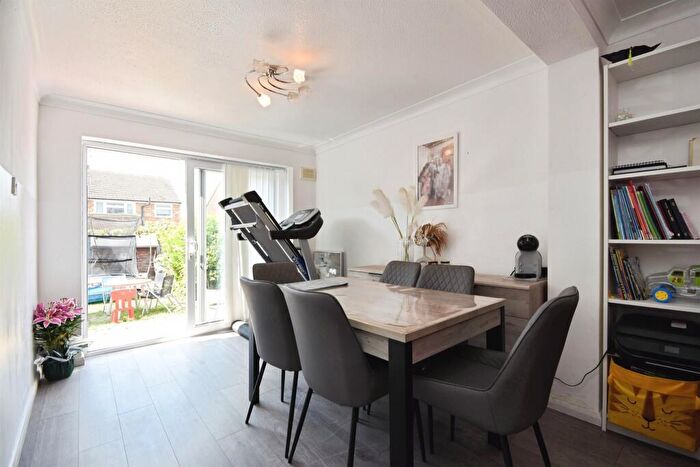 3 Bedroom Link Detached House For Sale In Lucas Avenue, Chelmsford, CM2