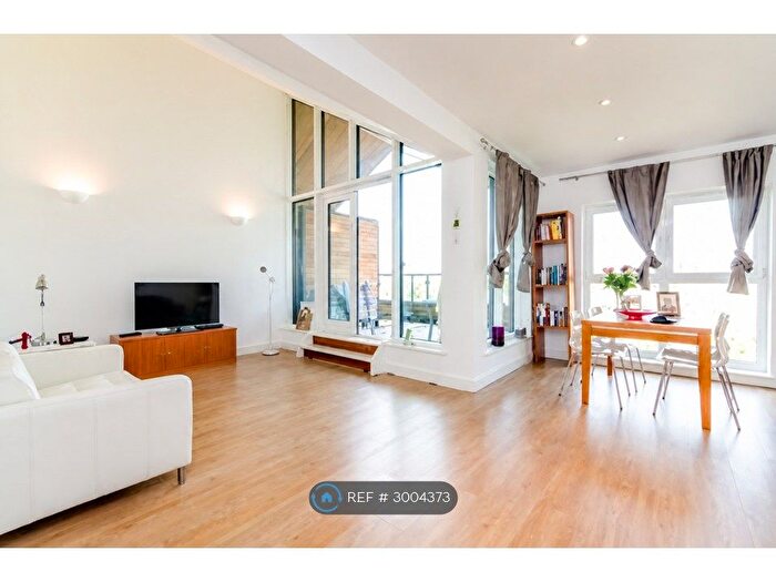 2 Bedroom Flat To Rent In Waterside, Woking, GU21