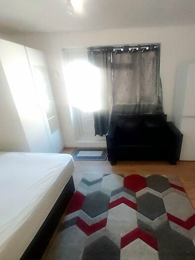 Studio To Rent In Brockenhurst Way, London, SW16