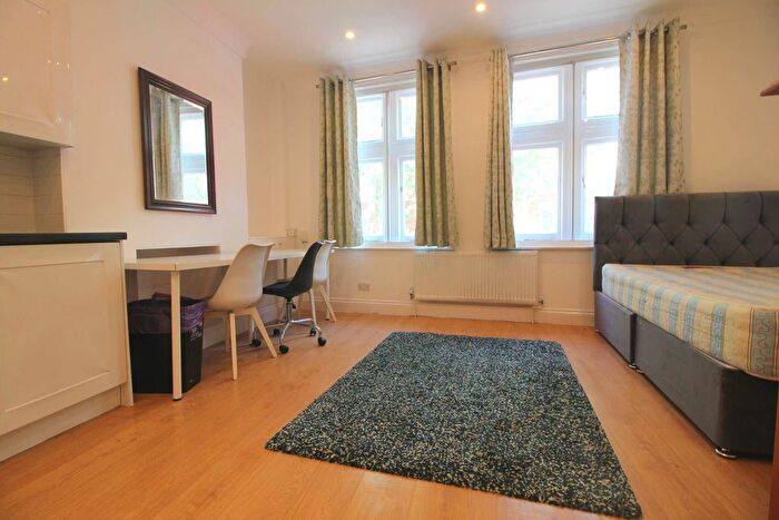 Studio To Rent In Chiswick High Road, London, W4