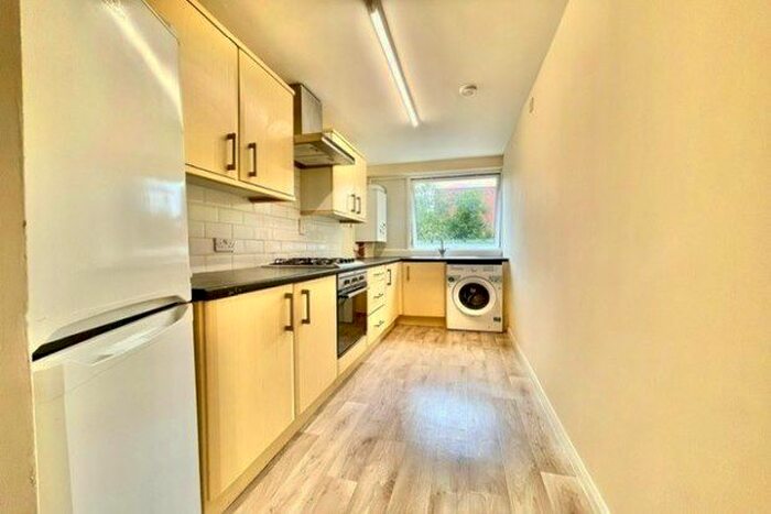 3 Bedroom Flat To Rent In Churchfields Woodleigh, London, E18
