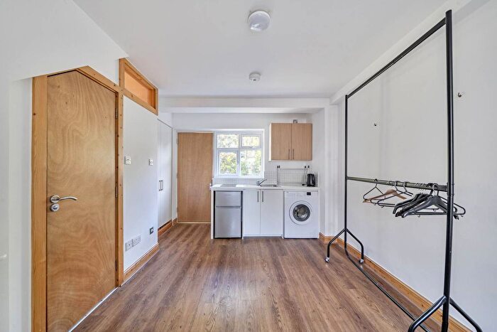 Studio To Rent In Almond Avenue, Ealing, London, W5