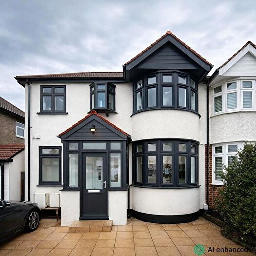 4 Bedroom Flat To Rent In Victoria Road, Ruislip, HA4