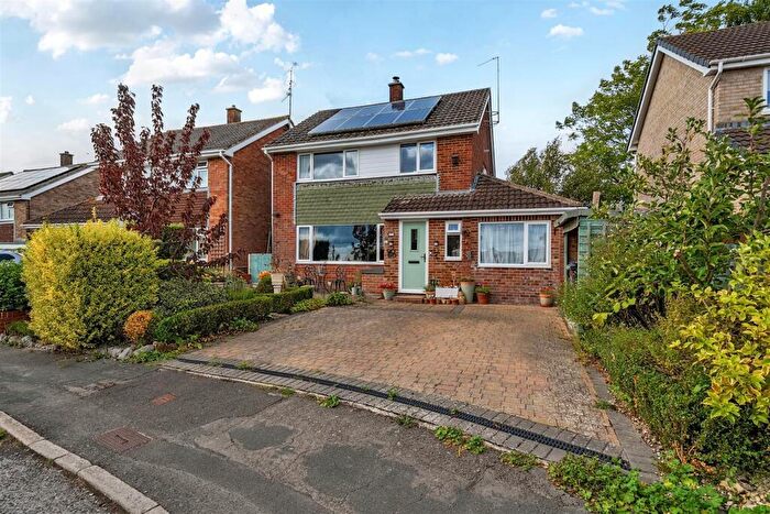 4 Bedroom Detached House For Sale In Avon Road, Devizes, SN10