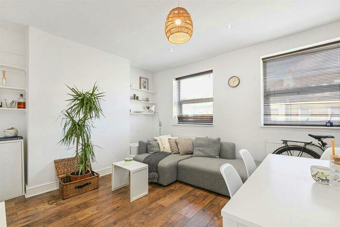 2 Bedroom Flat To Rent In Verulam Avenue, Walthamstow, London, E17