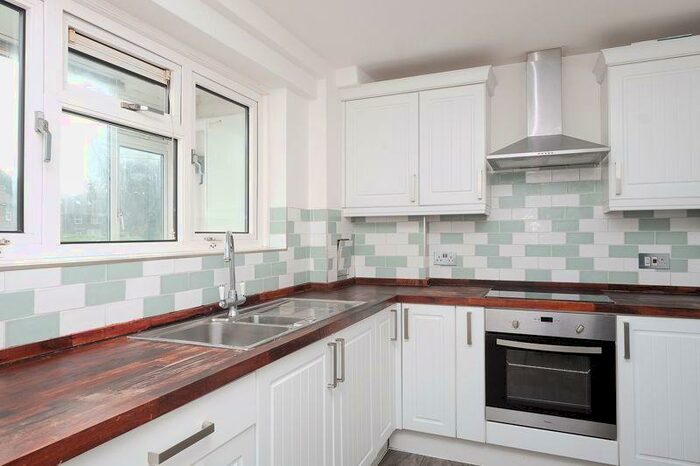 2 Bedroom Flat To Rent In Selsfield Drive, Brighton, BN2