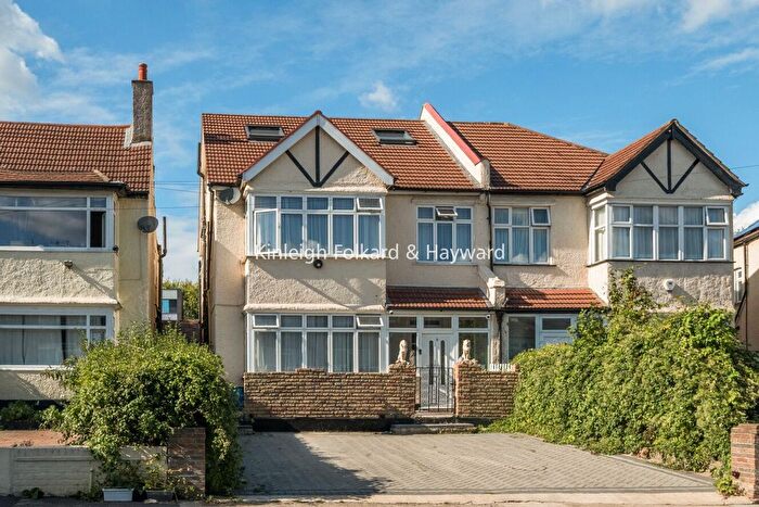 3 Bedroom Flat To Rent In Rosedene Avenue, London, SW16