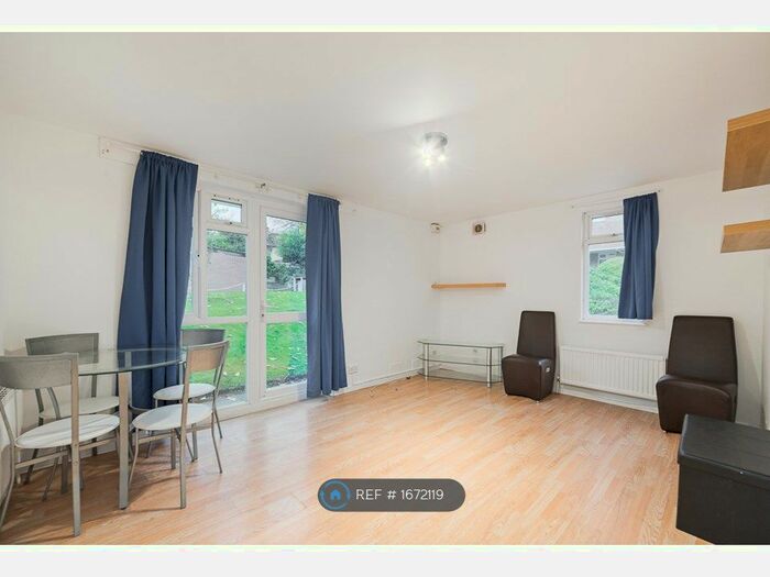 2 Bedroom Flat To Rent In Cedar Gardens, Sutton, SM2