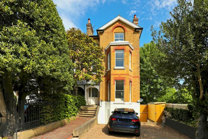 3 Bedroom Flat To Rent In Royston Road, Richmond, TW10