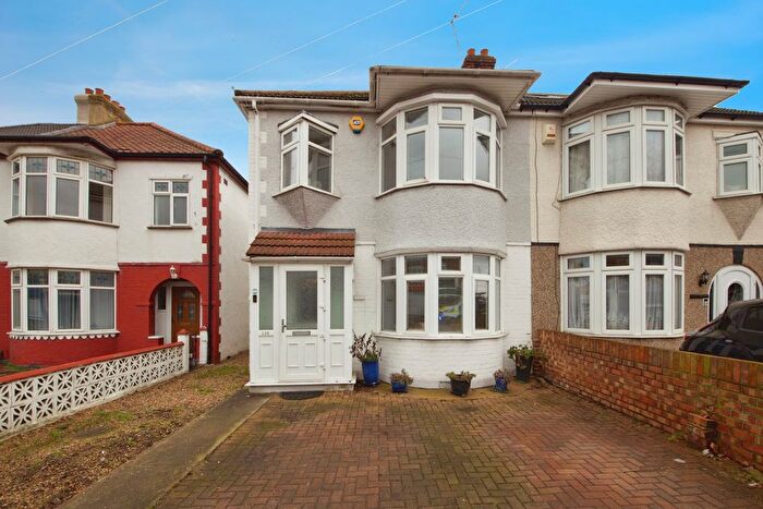 3 Bedroom Semi Detached House For Sale In Dagenham Road, Romford, Essex, RM7