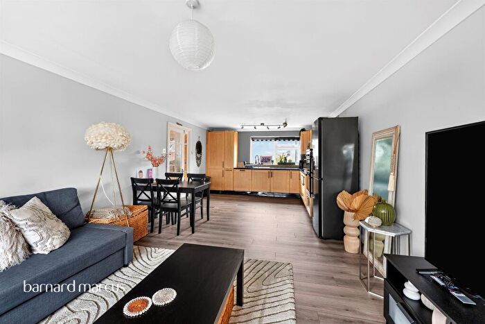 2 Bedroom Flat For Sale In Teddington Close, Epsom, KT19