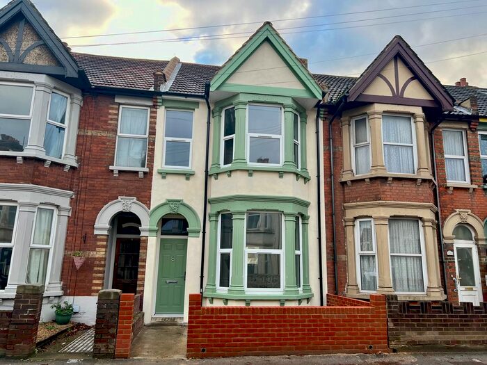 3 Bedroom Terraced House To Rent In Rainham Road, Chatham, ME5