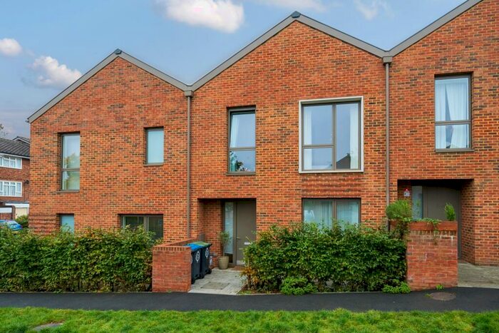 3 Bedroom Detached House To Rent In Ravensdale Gardens London, SE19