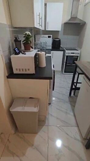 2 Bedroom Flat To Rent In Hammersmith Road, London, W14