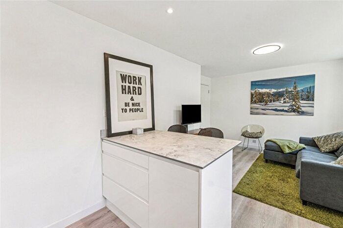 2 Bedroom Flat For Sale In Crowthorne Close, London, SW18