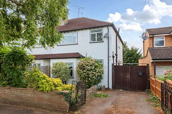 3 Bedroom Semi-Detached House For Sale In Ridgeview Road, Totteridge, N20