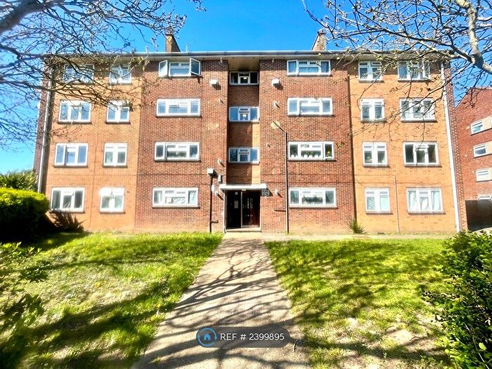 3 Bedroom Flat To Rent In Oxford Way, Feltham, TW13