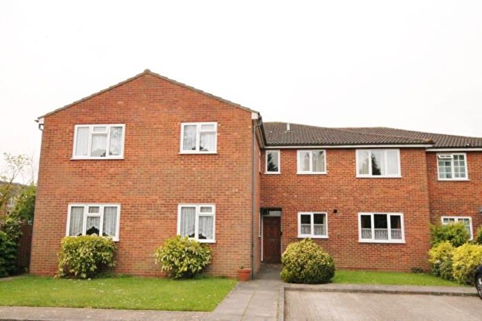 2 Bedroom Flat To Rent In Sampson Court, Linden Way, Shepperton, Middlesex, TW17