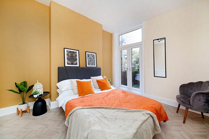 2 Bedroom Flat To Rent In Atherfold Road, Clapham North, SW9