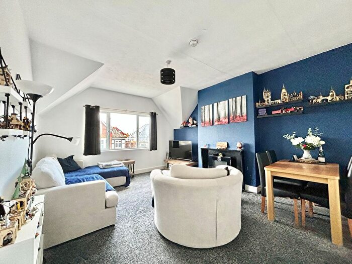 2 Bedroom Flat For Sale In Chepbourne Road, Bexhill-On-Sea, TN40