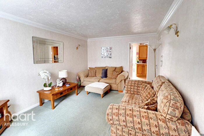 3 Bedroom Terraced House For Sale In Waivers Way, Aylesbury, HP21