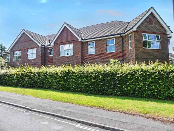 2 Bedroom Apartment For Sale In Harewood Close, Crawley, RH10