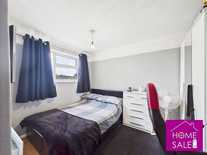 3 Bedroom Terraced House For Sale In Chipsey Avenue, Bugbrooke, NN7