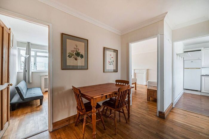 2 Bedroom Flat For Sale In Churchill Gardens, Pimlico, London, SW1V
