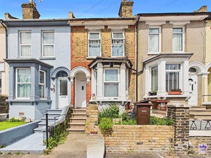 3 Bedroom Terraced House For Sale In Gordon Road, Strood, ME2