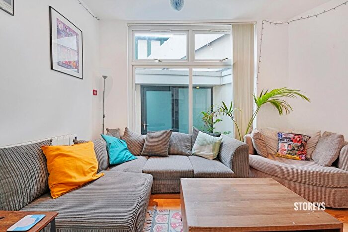 2 Bedroom Flat To Rent In Cambridge Heath Road, Bethnal Green, London, E2