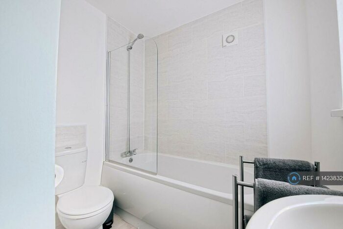 2 Bedroom Semi-Detached House To Rent In Sutton Approach, Leeds, LS14