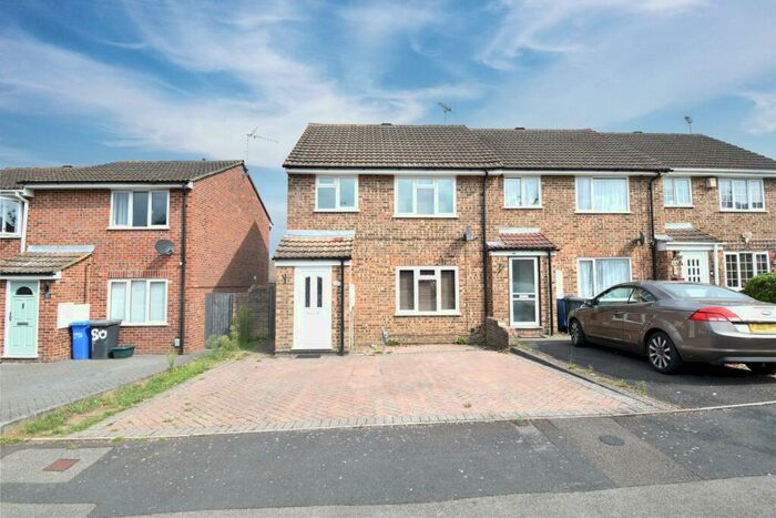 3 Bedroom End Of Terrace House To Rent In Wordsworth Avenue, Yateley, Hampshire, GU46