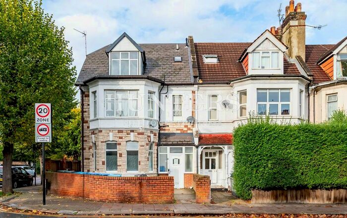 3 Bedroom Flat To Rent In Walm Lane, London, NW2