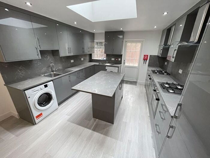 6 Bedroom Town House To Rent In Lansdowne Avenue, Slough, SL1