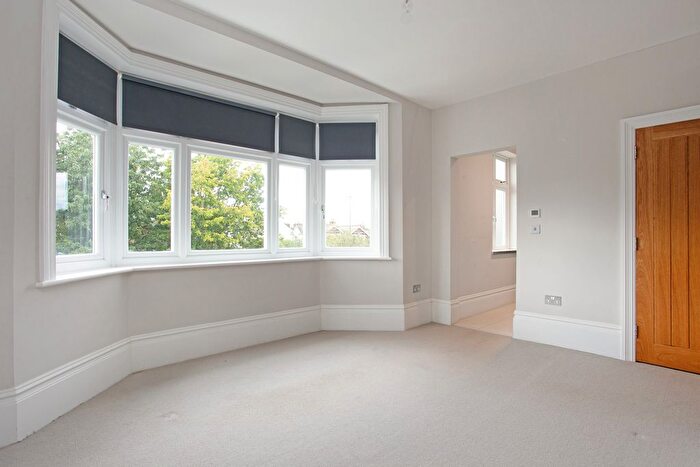 2 Bedroom Flat To Rent In Monument Green, Weybridge, KT13