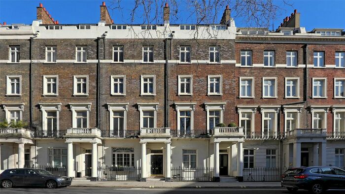 3 Bedroom Flat To Rent In Sussex Gardens, Lancaster Gate, W2