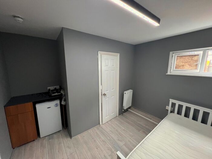 1 Bedroom Flat To Rent In High Street, Enfield, EN3