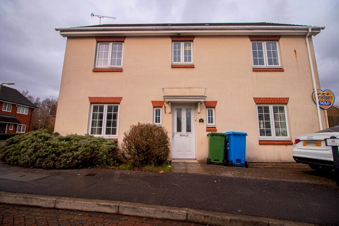 4 Bedroom Detached House To Rent In Otter Close, Aldershot, GU12