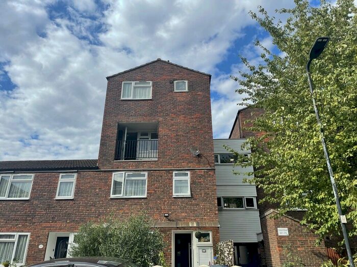 3 Bedroom Maisonette To Rent In Union Road, Northolt, UB5