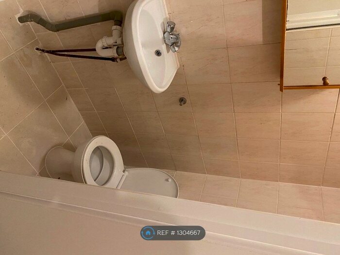 1 Bedroom Flat To Rent In Palace Roaf, Bounds Green, N11