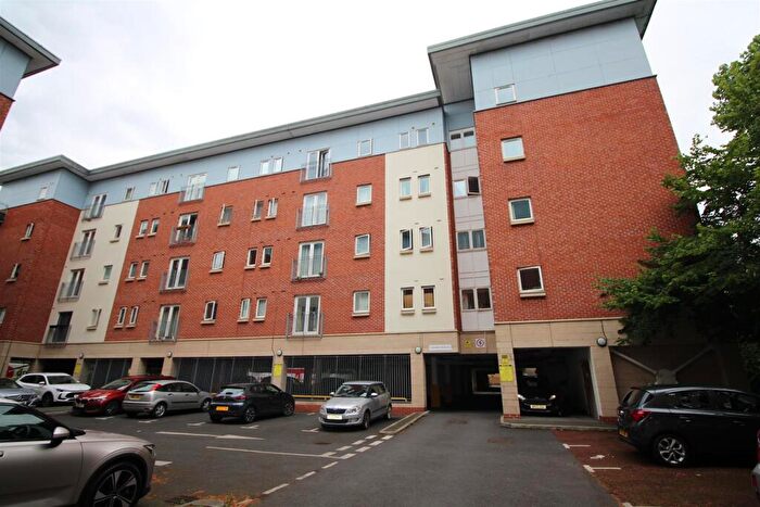 2 Bedroom Flat For Sale In Elmira Way, Salford, M5