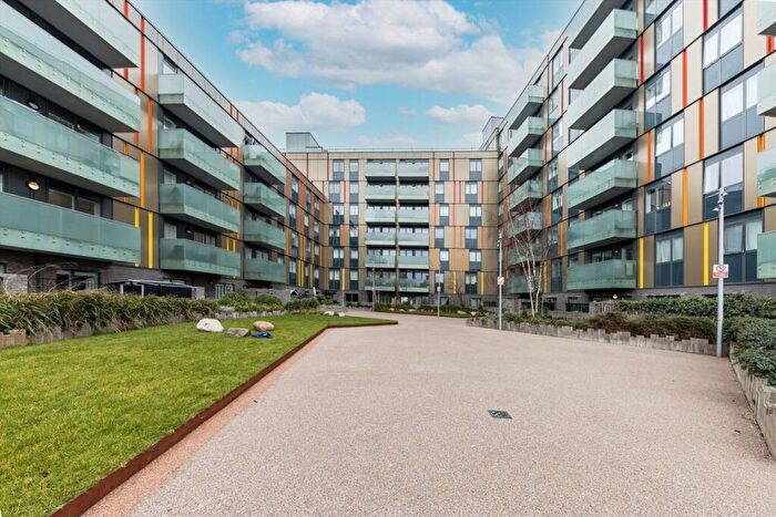 3 Bedroom Flat To Rent In Lakeside Drive, Ealing, NW10