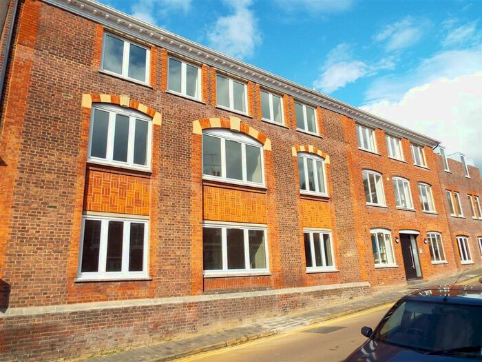 2 Bedroom Flat To Rent In Lower Dagnall Street, St Albans, Hertfordshire, AL3