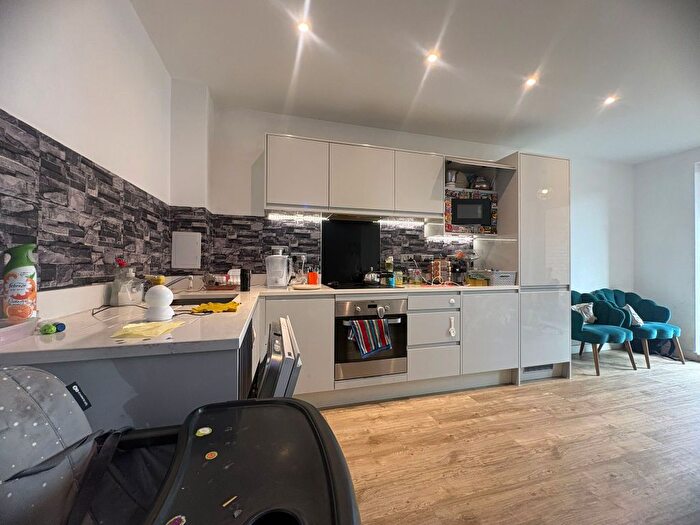 1 Bedroom Flat To Rent In Chailey Place, Hayes, UB3