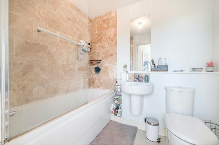 2 Bedroom Apartment To Rent In Flycatcher Keep, RG12